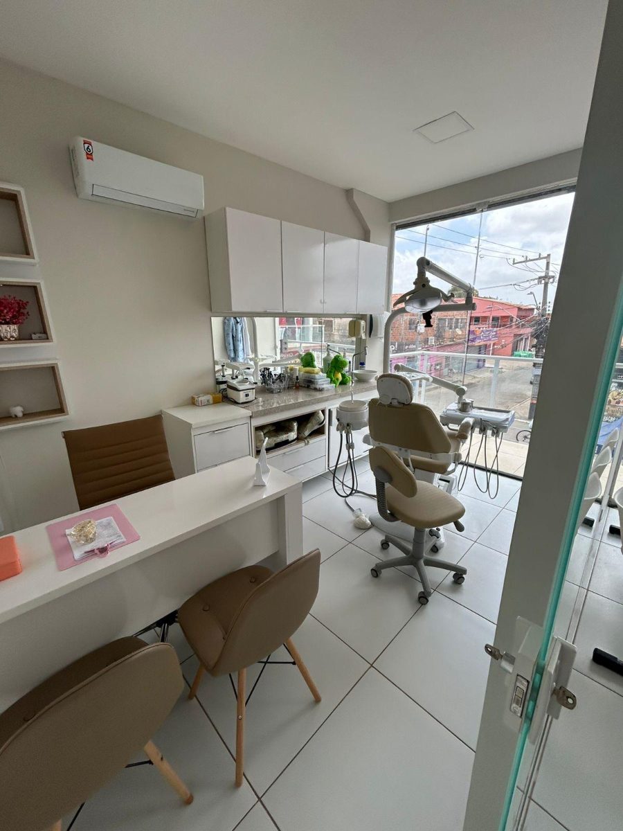 Sala de atendimento climatizada, com a cadeira e os equipamentos.